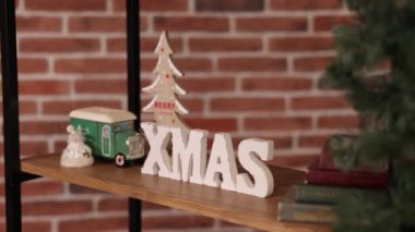 Yılbaşı, tatil süslemeleri, mevsimlik gösteriler. Yeni yıl için Xmas süslemeleri ve raf dekorasyonu.
