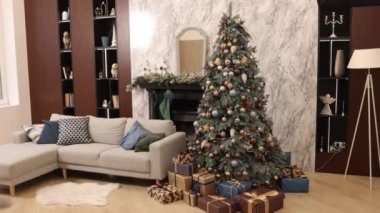 Noel 'de oturma odası, iç Noel, parlayan sihirli ağaç. Oturma odasında Noel süslemeleri, sihirli parıldayan ağaç, Noel ve yeni yıl için süsleme görevi gören hediyeler var..