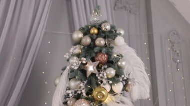 Yapay Noel ağacı, parıldayan renkli ışıklar, yeni yıl. Arkaplanı bulanık dekoratif Noel ağacı, Noel ağacındaki topları kapat, arka planda Bokeh çelenkleri