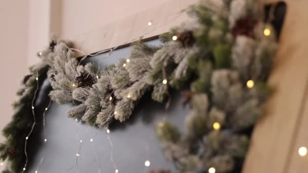ツリーの枝 ボードの装飾 ツインリングライト ボードはクリスマスツリーの枝で覆われ ライトで照らされます — ストック動画