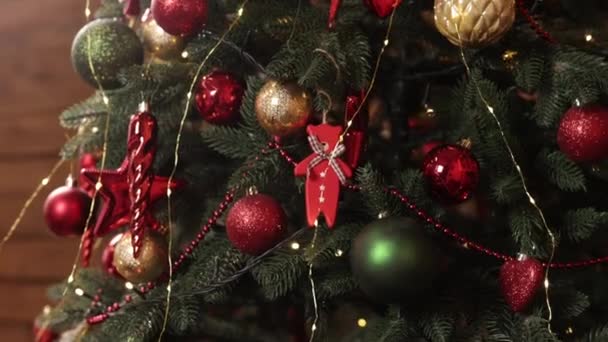 Рождественские Игрушки Новогодние Праздники Крупный План Празднично Украшенная Елка Выделяется — стоковое видео