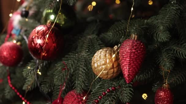 美しく装飾され 輝くガーランド クリスマスの装飾 バックグラウンドで装飾された装飾が施されたクリスマスツリー 木のボールのクローズアップ バックグラウンドのボケガーランド クローズアップ — ストック動画