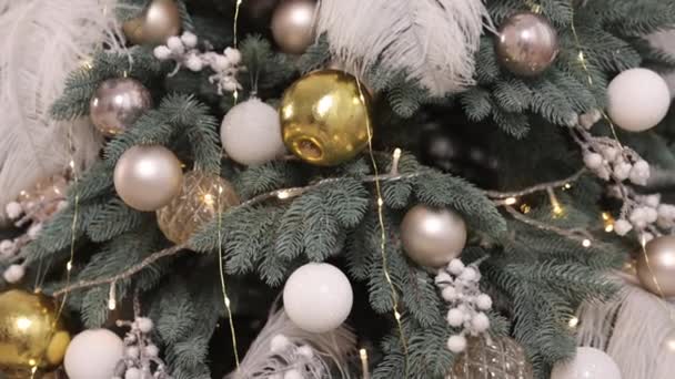 Πρωτοχρονιάτικες Διακοπές Τεχνητό Χριστουγεννιάτικο Δέντρο Γιρλάντες Πανηγυρικά Διακοσμημένο Χριστουγεννιάτικο Δέντρο — Αρχείο Βίντεο