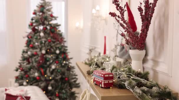 装飾された木 装飾されたクリスマスの木 装飾およびガーランド 装飾されたクリスマス ツリー ライト 内部のクリスマスの装飾 魔法の輝く木 ギフト 新しい年 — ストック動画