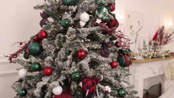 Weihnachtsbeleuchtung Neujahrsfest Künstlicher Weihnachtsbaum Schön Geschmückter Weihnachtsbaum Auf Verschwommenem Hintergrund — Stockvideo