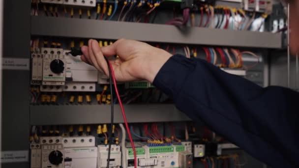 测试线路 安全协议 工业线路 在制造厂 电工用万用表测量控制面板中的电流 — 图库视频影像