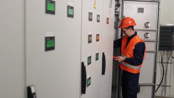 Fabbrica Industriale Corrente Elettrica Ispezione Elettrica Utilizzando Multimetro Elettricista Misura — Video Stock