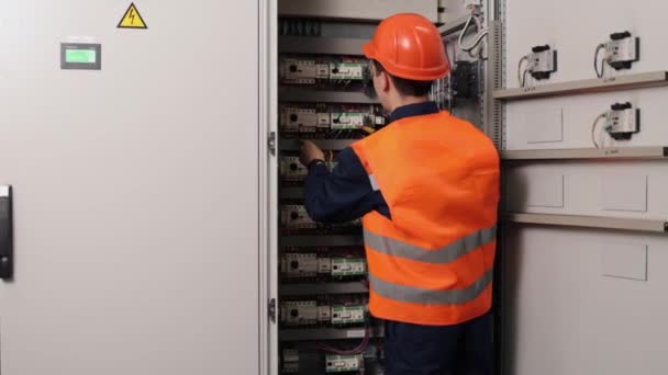 Panel Control Mediciones Voltaje Pruebas Panel Electricista Factorys Está Utilizando — Vídeos de Stock