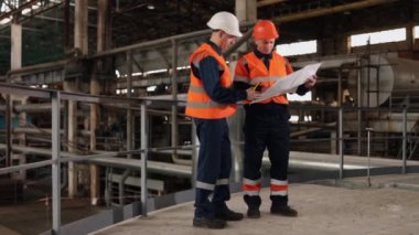 Proje görselleştirme, fabrika taslağı, işçi girişi. Fabrikada çalışırken, planlar hem mühendis hem de inşaat işçisi için odak noktası haline geliyor..