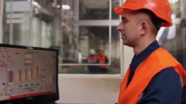 Řízení Automatizace Provozní Technik Kontrola Údržby Srdci Řídící Místnosti Inženýr — Stock video
