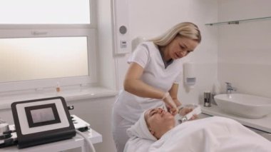 Selülit önleyici, sorunlu bölgeler, masaj malzemeleri. İlaç salonunda selülit önleyici vakum masajı yapılır. İnce problem bölgeleri, özel vücut bakımı profesyonel ekipmanları, lpg masajı