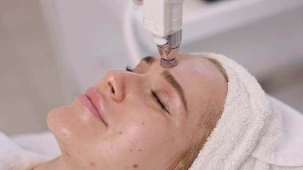Professioneller Service Jugendliche Verbesserung Hautverbesserung Weibliche Hautpflege Spezialistin Führt Nahaufnahme — Stockvideo