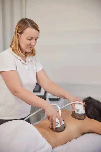 Körperpflege Spa Behandlung Hautverjüngung Körpermassage Mit Vakuum Problemzonen Abnehmen Professionelle — Stockfoto