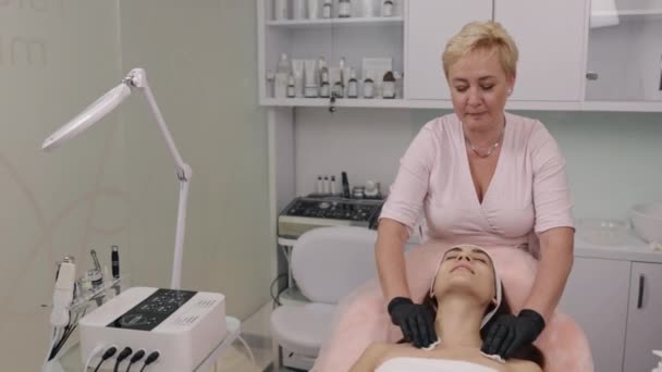 Vackra Tekniker Experthudvård Återfuktande Massage Kosmetolog Ger Återfuktning Ansiktet Med — Stockvideo