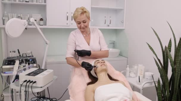 Gezichtsverjonging Overzicht Procedure Geavanceerde Huidverzorging Skincare Technicus Voert Patiënten Radiofrequentie — Stockvideo