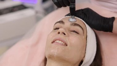 Deri sağlamlaştırma, radyo frekansı teknikleri, tedavi hazırlıkları. Güzellik uzmanı RF kaldırma ya da radyo frekans kaldırma içeren hastalar için tedavi uyguluyor.