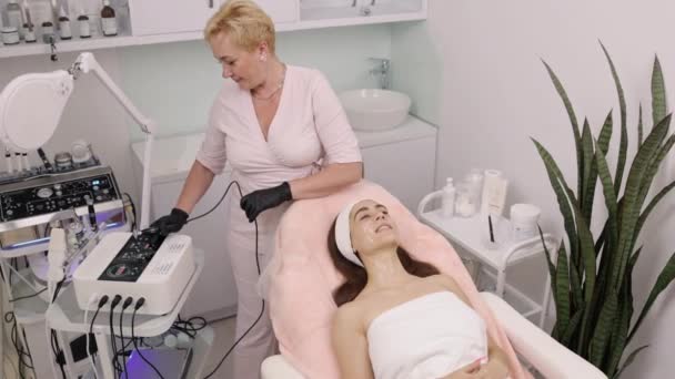 Duur Van Behandeling Apparatuur Schoonheidsverzorging Skin Care Technicus Voert Radiofrequentie — Stockvideo