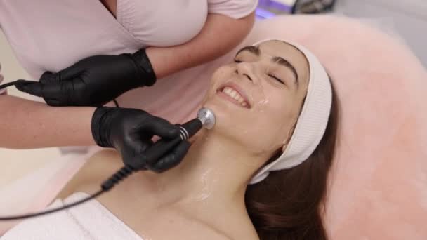美容美发美容美发客户体验美容师对病人进行射频提升治疗 也称为射频提升 — 图库视频影像