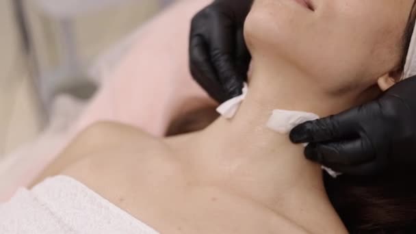 Arcfrissítő Skincare Rutin Kozmetikus Ellátás Finoman Törölje Ügyfelek Bőrét Tisztító — Stock videók