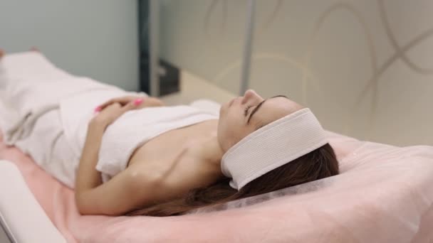 Ujung Estetika Peremajaan Kulit Keseimbangan Kelembaban Skincare Profesional Dampens Wajah — Stok Video