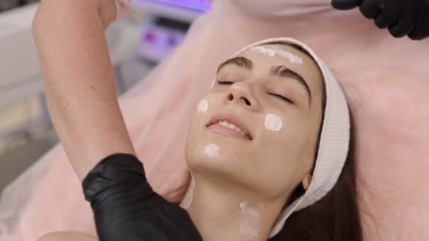 Uppiggande Massage Skönhetstjänster Avslappningstekniker Föryngrande Massage Utförs Kvinnliga Kosmetolog Som — Stockvideo