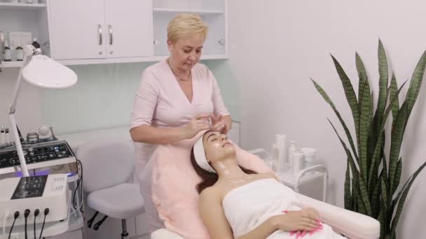 Patientbehandling Massagebehandling Åldersföraktande Massage Kvinnlig Hudvård Specialist Sätter Kräm Patienter — Stockvideo