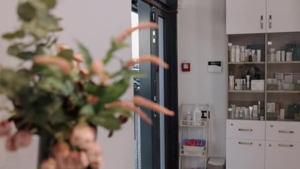 Klinikatmosphäre Komfortable Umgebung Behandlungspakete Frau Betritt Schönheitstherapie Klinik — Stockvideo