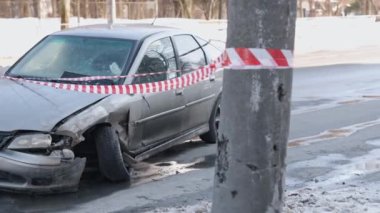 Çarpışmadan sonra, yolda kaza, araba kazası. Aracın ön tarafı kazada ağır hasar görmüş, güvenlik şeridi ile kapatılmış..