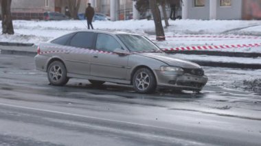 Kaza, ezilmiş otomobil, araba kazası. Uyarı bandıyla çevrili otomobiller kazadan sonra ağır hasar gördü.