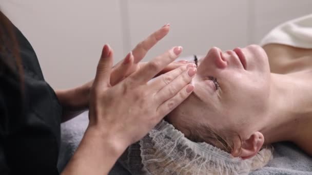 Spf乳液 Skincare例程 化妆品程序 化妆品领域的妇女用Spf防晒霜保护客户 — 图库视频影像