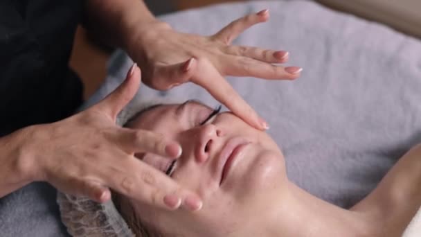 Hudskydd Ansiktssolkräm Kosmetologi Tekniker Kvinnlig Hudvård Professionell Tillämpa Spf Solskydd — Stockvideo