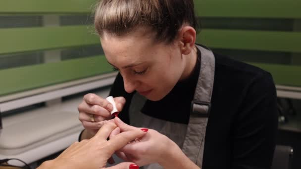 Barniz Uñas Manicura Gel Nail Wellness Salón Belleza Experto Manicura — Vídeo de stock