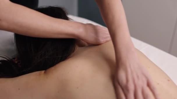 Vrouwelijke Masseur Massages Client Schoonheidssalon Vrouw Krijgt Aromatherapie Massage Met — Stockvideo