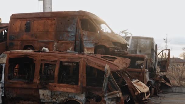 数学炮弹 烧毁的汽车 俄军的进攻 汽车被毁 导弹袭击对民用车辆的影响 乌克兰的战争 俄罗斯的入侵 汽车被烧毁 城市的废墟 灾难过后 — 图库视频影像