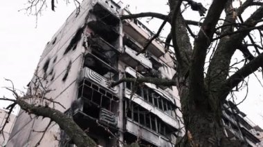 Kömürleşmiş ev, yıkım, yıkım sonrası. Çok katlı bina yıkıldı ve roket çarpmasının yol açtığı şiddetli yangınla ev ağır şekilde yandı..