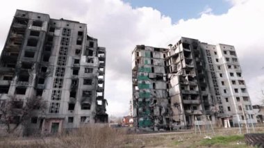 Terör saldırısı, saldırı sonuçları, yıkım sahnesi. Rus ordusunun füze ve bombardıman saldırıları nedeniyle yerleşim yerleri ağır hasar gördü..