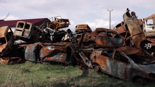破壊された車両 残骸のシーン 車の墓地 ロシアの侵攻は 絶望のうちに破壊された自動車と都市を残した — ストック動画