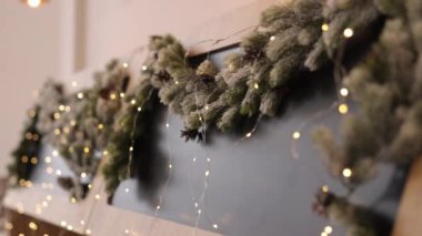 Şölen dekorasyonu, çam dalları, dekorasyon fikirleri. Şenlikli ışıklar ve Noel ağacı dalları tahtayı süslüyor.