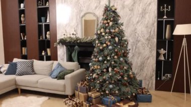 Yeni yıl süsü, Noel ağacı, hediyeler ve dekorasyon. Oturma odasının içini bir Noel ağacı, sihirli bir parıldayan ağaç, hediyeler, Noel ve yeni yıl süslemeleri ile süsledim.