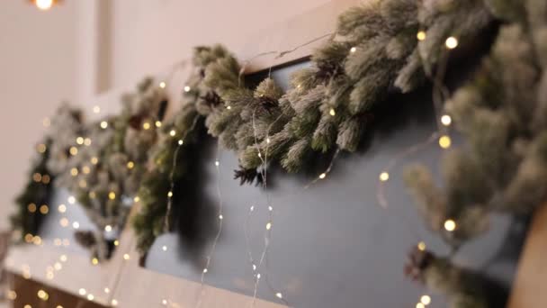 お祝いの装飾 松の枝 装飾のアイデア お祝いのライトとクリスマスツリーの枝はボードを飾ります — ストック動画