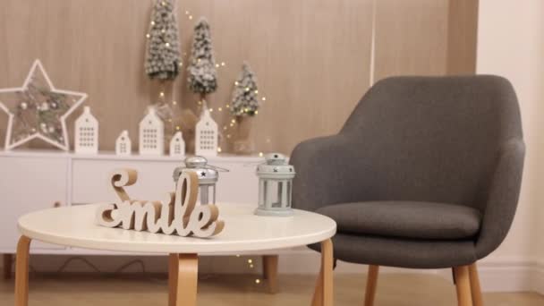 Boom Trimmen Kerstspeelgoed Jingle Bells Miniatuur Huizen Genesteld Tussen Pijnbomen — Stockvideo