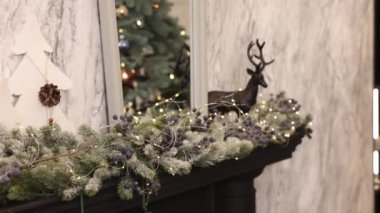 Noel dairesi, kurdele yayları, kırmızı altın. Noel dekoru apartmanda Noel ağacı, oyuncak geyik çorabı.