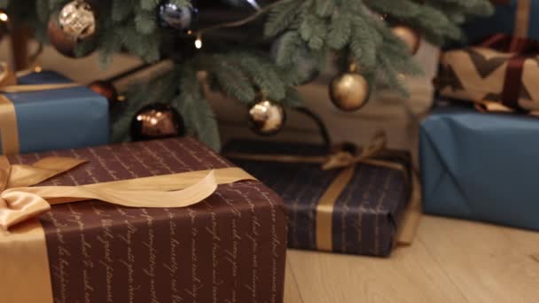 Dekoration Feiertage Geschenkbox Weihnachtsbaum Große Geschenkboxen Mit Schleifen Und Dekorationen — Stockvideo