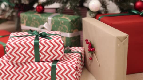 Dekorace Dovolená Dárkový Box Vánoční Stromek Mnoho Dárkových Krabic Svázaných — Stock video