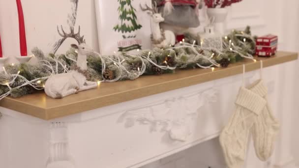 ガーランド エバーグリーン支店 お祝いの雰囲気 お祝いのガーランドフレームウィンドウ 美しく屋内クリスマスツリーを補完 — ストック動画