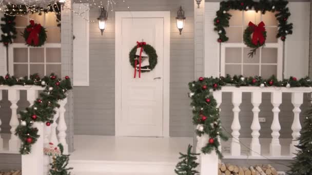 Χριστουγεννιάτικη Εμφάνιση Πρόσοψη Πεύκο Γιρλάντα Χριστουγεννιάτικο Λευκό Σπίτι Διακοσμημένο Γιρλάντες — Αρχείο Βίντεο
