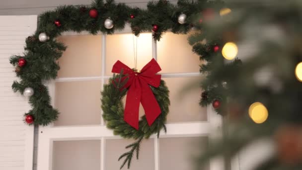 Woedemuur Wreath Ambacht Kerstversiering Feestelijke Krans Opgehangen Tegen Muur Het — Stockvideo