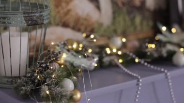 Çam çamı, tatil parıltısı, dekore edilmiş ağaç. Çiçekler ve ampullerle süslenmiş Noel ağacı Noel neşesiyle parıldıyor..