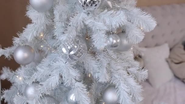 Decor Vacanță Festivitate Copaci Lumini Festive Becurile Strălucitoare Intersectează Ghirlande — Videoclip de stoc