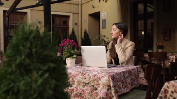 Печатание Ноутбуке Онлайн Работа Внештатная Работа Печать Ноутбуке Пределами Кафе — стоковое видео
